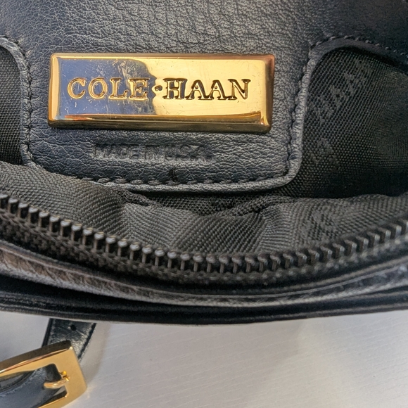 VTG Cole Haan Black Pebbled Leather Camera Bag - Minimalist Crossbody - Gold Har - Picture 13 of 16
